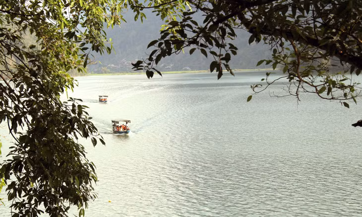 Du khách tham quan trên hồ Ba Bể