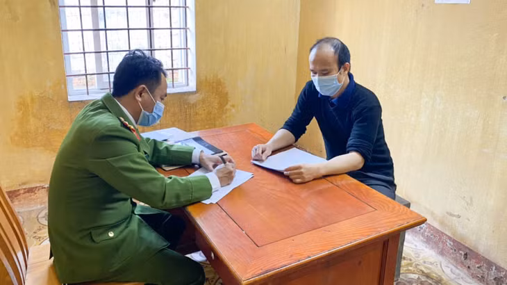Đối tượng Đoàn Từ Tấn khai nhận hành vi phạm tội tại cơ quan điều tra.