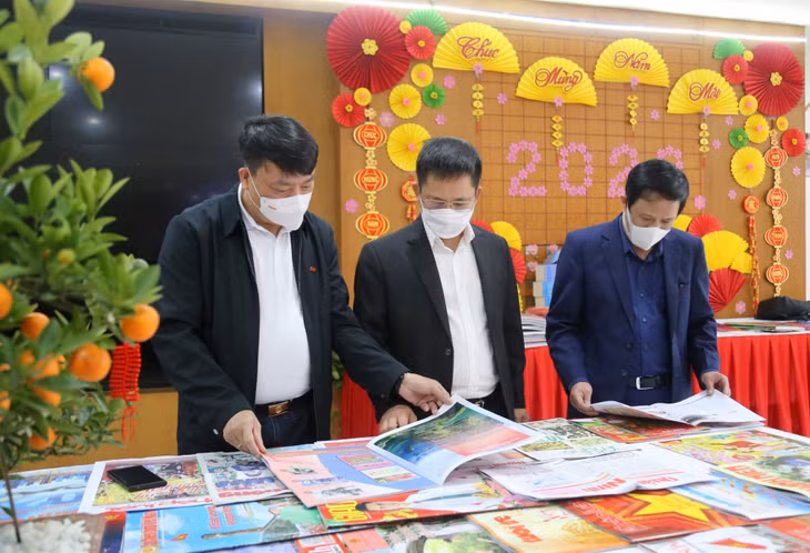 Đại diện lãnh đạo Thư viện tỉnh và Hội Nhà báo tỉnh kiểm tra công tác chuẩn bị và theo dõi các ấn phẩm được trưng bày tại Hội sách, báo xuân Nhâm Dần.