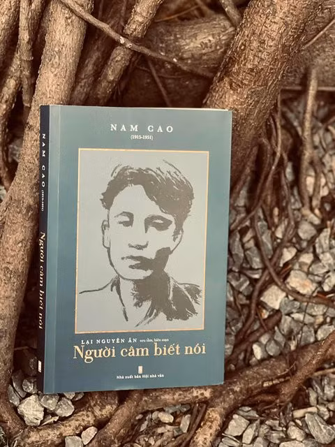 Sách Người câm biết nói. Ảnh: Tuấn Bình.
