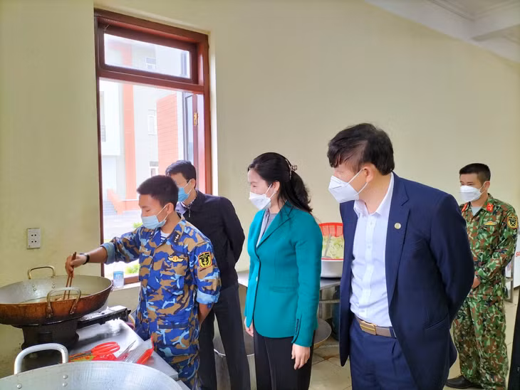 Đồng chí Phó Chủ tịch UBND tỉnh kiểm tra nơi chế biến suất ăn cung cấp cho F0 tại Khu cách ly tập trung trường đoàn, thị xã Quảng Yên.
