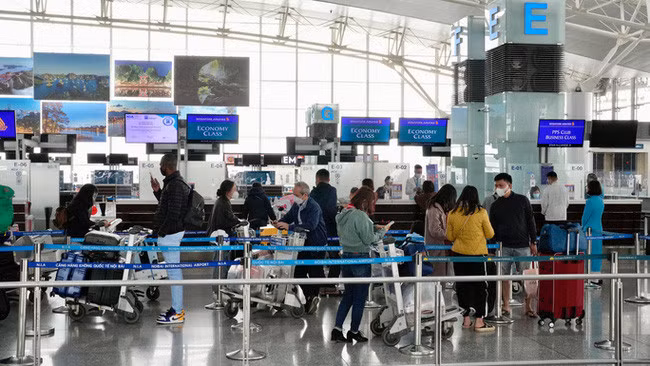 Phục vụ hành khách chuyến bay quốc tế tại nhà ga quốc tế T2 - sân bay Nội Bài tháng 12/2021. (Ảnh: NLĐ)