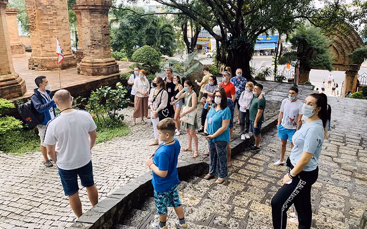 Du khách Nga tham quan Khu Di tích Tháp bà Ponagar ở Nha Trang (Khánh Hòa) tháng 12/2021. Ảnh: THÀNH NGUYỄN