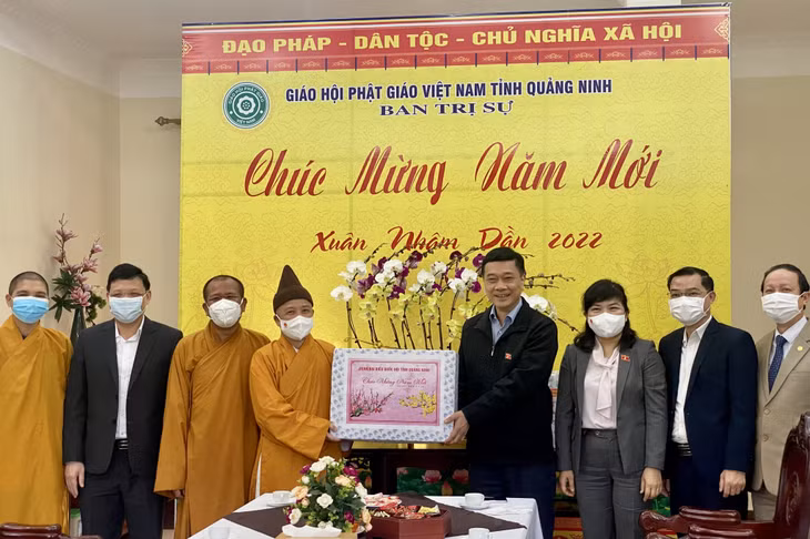 Đồng chí Vũ Hồng Thanh, Ủy viên Ủy Ban Thường vụ Quốc hội, Chủ nhiệm Ủy ban Kinh tế Quốc hội tặng quà tết cho Ban Trị sự Giáo hội Phật giáo Quảng Ninh.