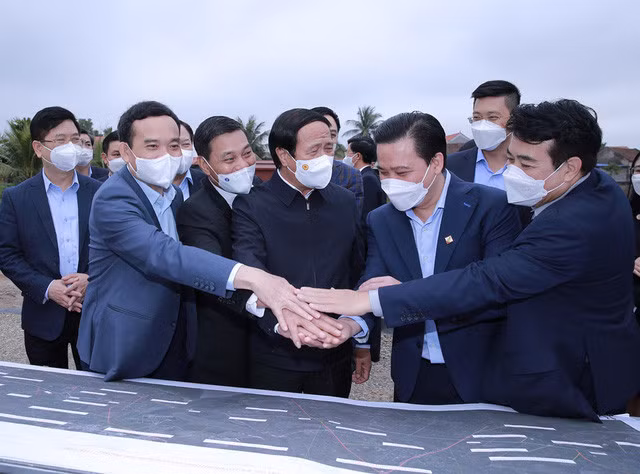 Lãnh đạo Thành phố, các nhà thầu, đơn vị tư vấn, thi công bắt tay, cam kết với Phó Thủ tướng hoàn thành toàn tuyến, đưa vào sử dụng ngay trong năm 2022. Ảnh: VGP/Đức Tuân