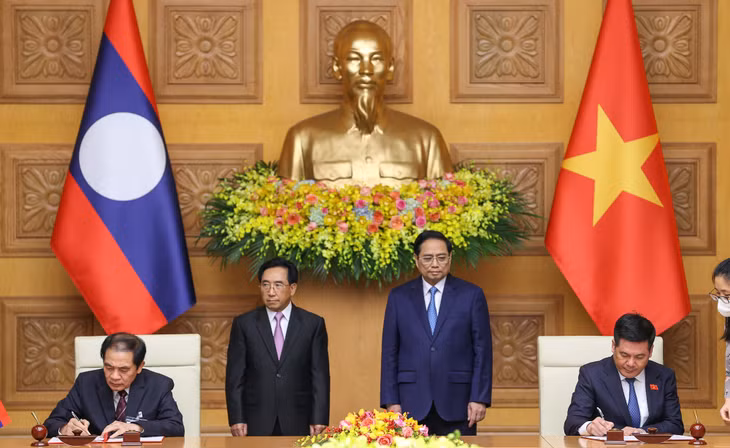 Hai Thủ tướng chứng kiến các bộ, ngành hai nước ký kết và trao đổi văn kiện hợp tác trong lĩnh vực kinh tế. Ảnh: VGP/Nhật Bắc