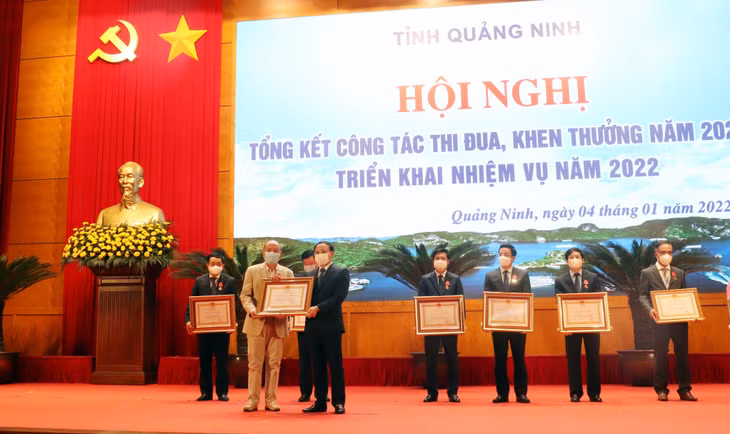 Thừa ủy quyền của Chủ tịch nước, đồng chí Nguyễn Xuân Ký, Ủy viên Trung ương Đảng, Bí thư Tỉnh ủy, Chủ tịch HĐND tỉnh, trao tặng Huân chương Lao Động hạng Ba cho Thầy thuốc Nhân dân Nguyễn Quốc Hùng.