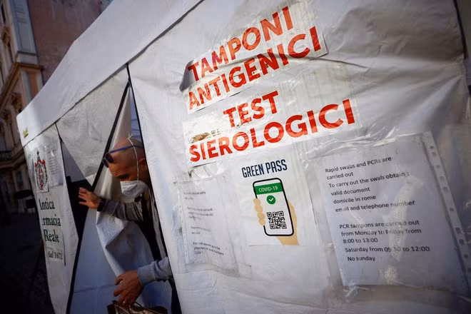 Một người đàn ông bước ra từ buồng xét nghiệm Covid-19 tại hiệu thuốc ở Rome, Italy ngày 31/12/2021 giữa lúc biến chủng Omicron đang lan rộng trên khắp nước này. Ảnh: Reuters.