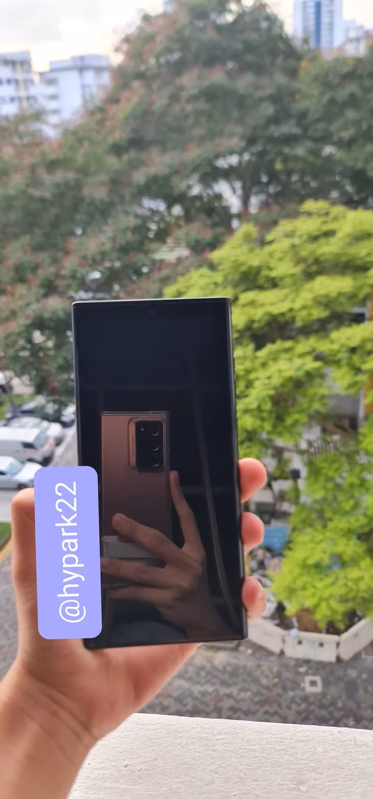 Galaxy S22 Ultra tuyệt đẹp xuất hiện ngoài đời thực