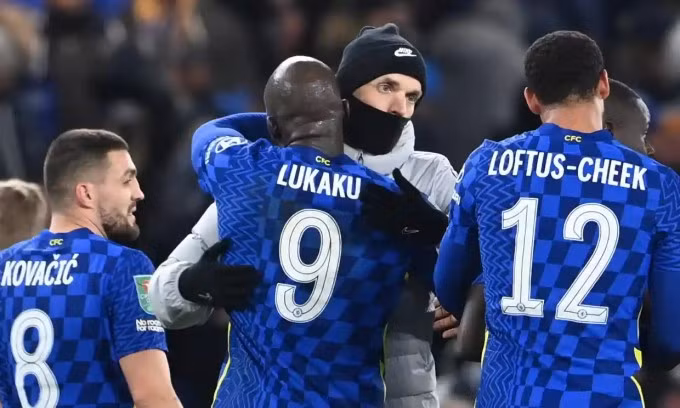 Tuchel ôm Lukaku sau khi trọng tài thổi còi kết thúc trận đấu. Ảnh: EPA.