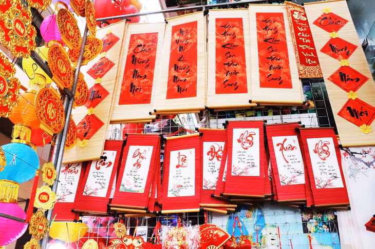 Những câu đối, cặp bánh, cành hoa... được rất nhiều người dân lựa chọn để "mang" xuân về nhà.