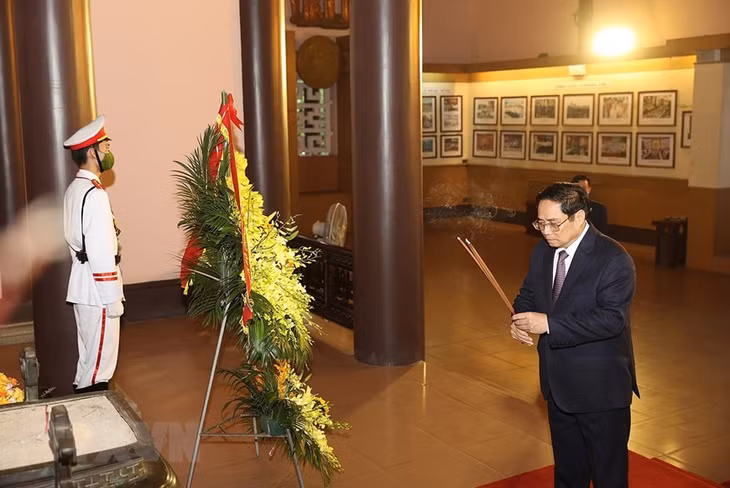 Thủ tướng Phạm Minh Chính dâng hương tưởng niệm Chủ tịch Hồ Chí Minh. (Ảnh: Dương Giang/TTXVN)