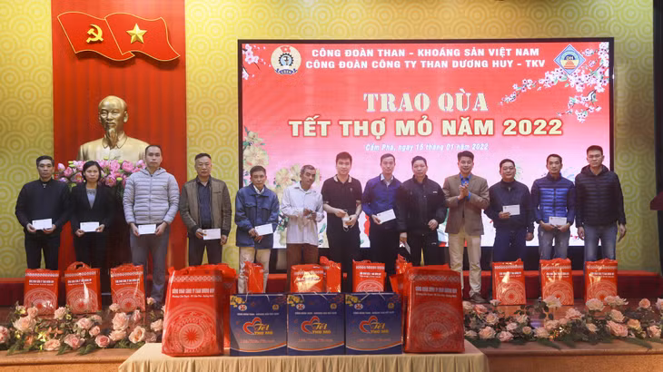 Công đoàn Công ty Than Dương Huy - TKV tổ chức trao quà Tết thợ mỏ năm 2022.