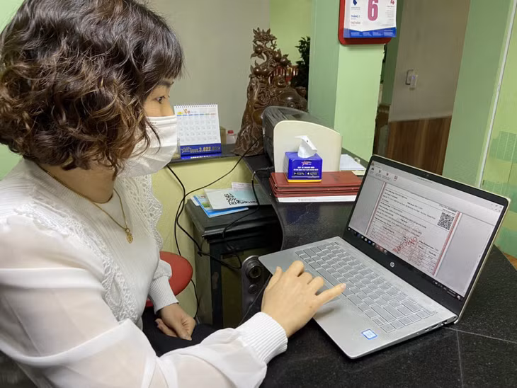 Bà Nguyễn Thị Nga, chủ nhà hàng Thành Đạt (phường Cao Xanh, TP Hạ Long) hiện đã sử dụng việc tạo lập và xuất hóa đơn điện tử khi xuất hóa đơn cho khách hàng.