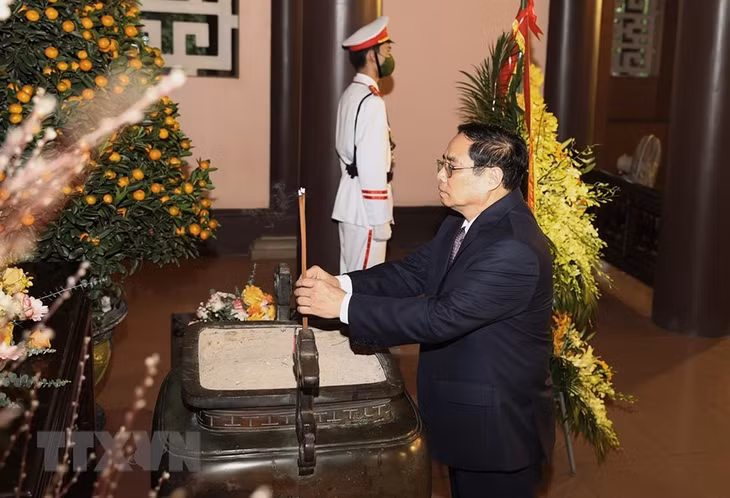 Thủ tướng Phạm Minh Chính dâng hương. (Ảnh: Dương Giang/TTXVN)