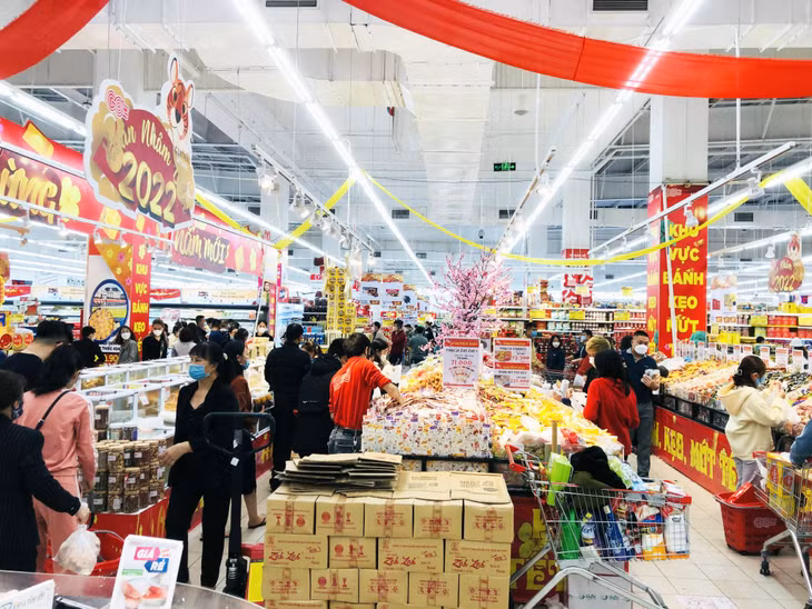 Những ngày áp Tết, rất đông người dân tới các siêu thị để mua sắm sản phẩm cho gia đình ngày Tết. (Ảnh chụp siêu thị GO! Hạ Long ngày 28/1/2022)