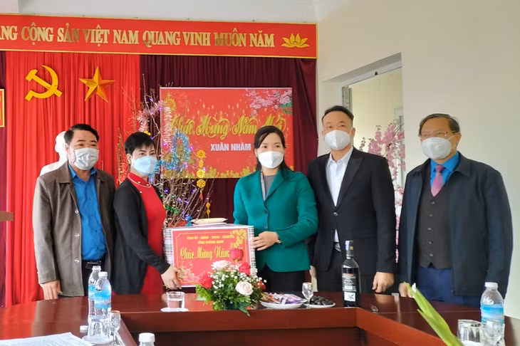 Đồng chí Nguyễn Thị Hạnh, Phó Chủ tịch UBND tỉnh thăm, chúc Tết Đoàn nghệ thuật tỉnh Quảng Ninh.