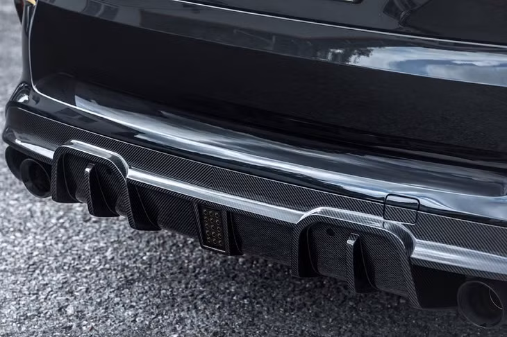 Xe được trang bị hộp điện Manhart MHtronik và remap lại ECU, điều này giúp mẫu SUV từ Đức cải thiện đáng kể hiệu suất. Ngoài ra, hệ thống xả bằng thép không gỉ với bộ điều khiển van và đầu ra ống xả 100 mm, giúp chiếc xe có âm thanh uy lực và phấn khích hơn. Khách hàng cùng có thể tùy chọn ống xả phủ carbon hoặc gốm.