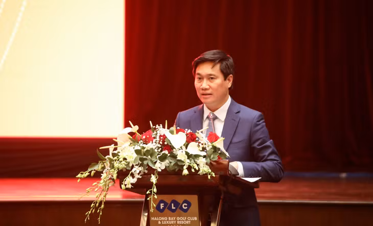 Đồng chí Nguyễn Tường Văn, Phó Bí thư Tỉnh ủy, Chủ tịch UBND tỉnh, trình bày báo cáo kết quả thực hiện một số nội dung hợp tác giữa 3 tỉnh. 