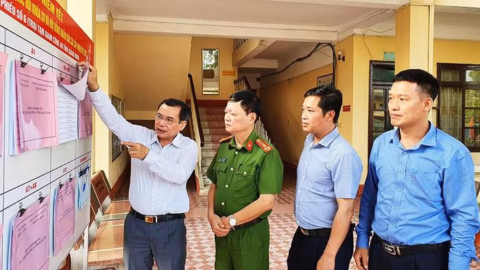 Ủy ban MTTQ tỉnh giám sát công tác chuẩn bị bầu cử tại TP Hạ Long, tháng 4/2021.