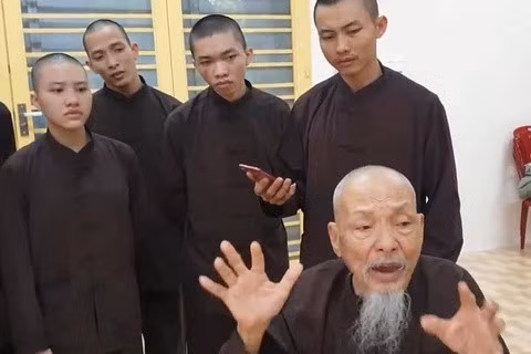 Ông Lê Tùng Vân cùng những người sống tại Tịnh thất Bồng Lai. Ảnh: A.L.