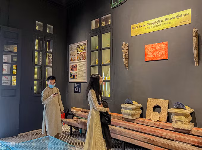 Tuy nhiên, một số khách tham quan khá bức xúc vì nhiều người đến hội quán chỉ để check-in. Thậm chí một số nhãn hàng thời trang còn chụp ảnh quảng cáo sản phẩm tại đây, gây khó khăn cho khách tham quan. "Chụp ảnh không xấu nhưng việc đó cản trở người khác rất nhiều", Dương Trung, 23 tuổi, cho biết.