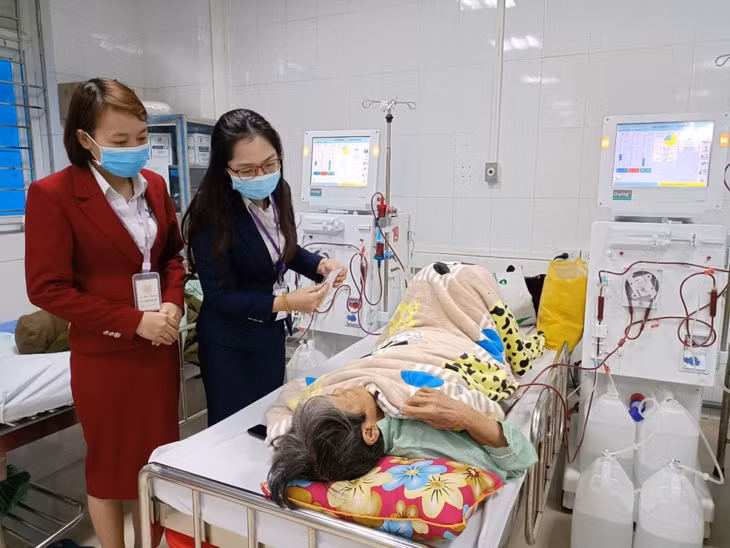 Các suất quà Tết được trao tận tay người bệnh.