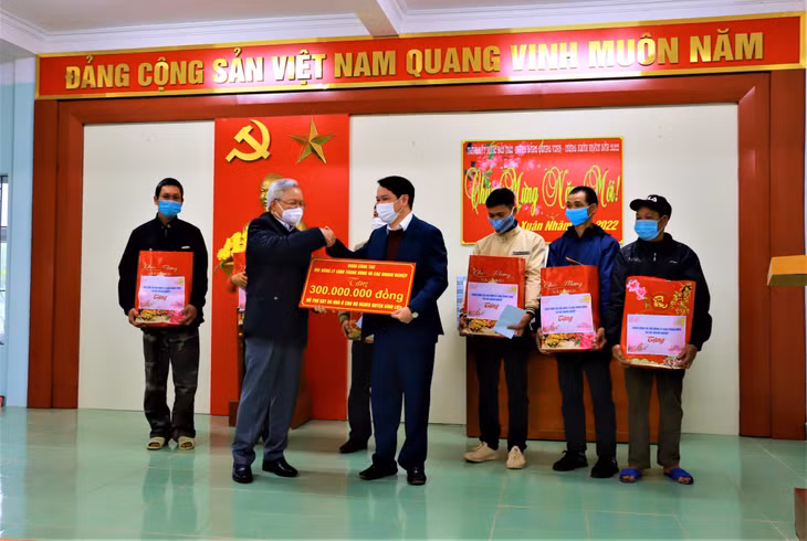 GS.TS Tạ Ngọc Tấn, Phó Chủ tịch thường trực Hội đồng lý luận trung ương trao số tiền hỗ trợ 6 hộ nghèo xây nhà ở của 2 xã Húc Động và Hoành Mô (huyện Bình Liêu).