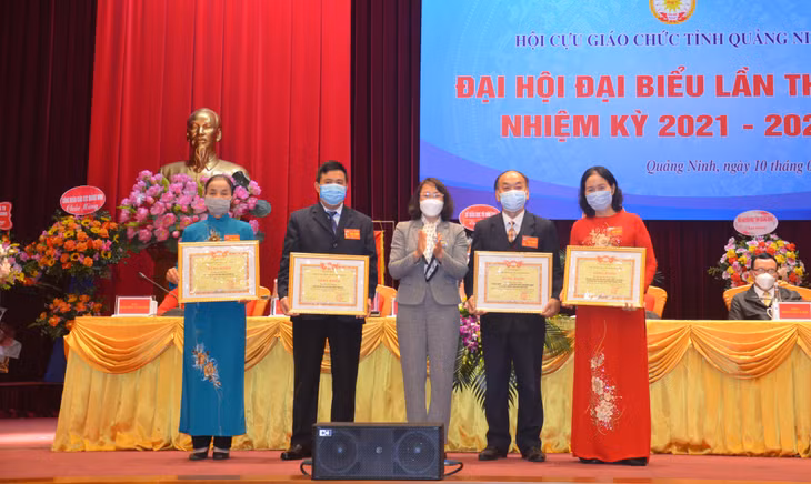Đại diện lãnh đạo Uỷ ban MTTQ tỉnh tặng bằng khen cho các cá nhân có thành tích xuất sắc trong công tác Hội CGC tỉnh nhiệm kỳ 2016-2021.