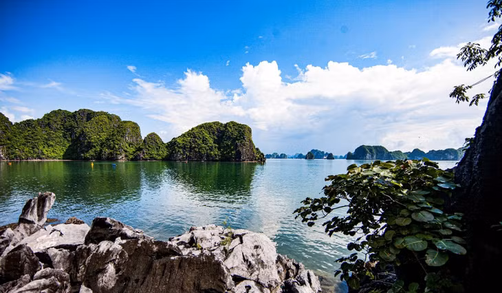 Cảnh quan khu vực hang Hồ Động Tiên.
