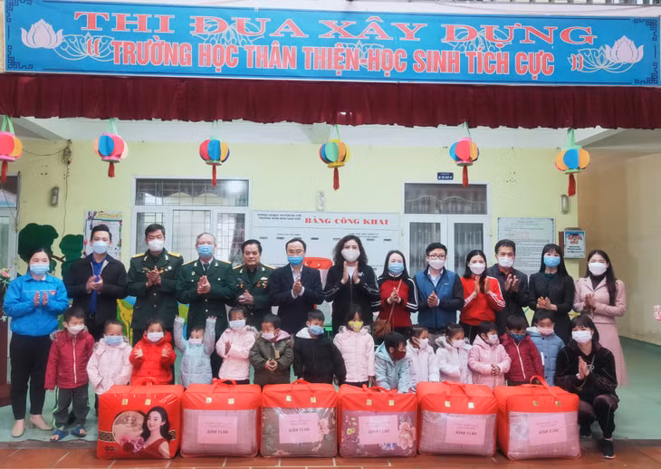 Đoàn công tác Sở NN&amp;PTNT tặng chăn ấm, áo ấm mùa đông cho học sinh khó khăn xã Nam Sơn.