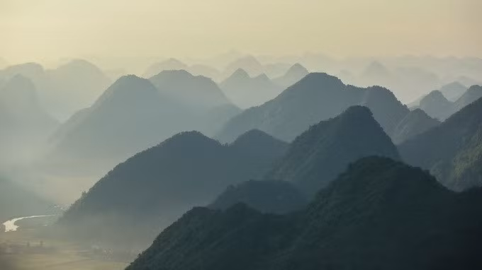 Trong buổi sớm hừng đông, thung lũng Bắc Sơn, Lạng Sơn hiện lên như một bức tranh. Những dãy núi đá vôi trùng điệp ẩn hiện trong sương. Anh Tuấn chia sẻ, để ngắm bình minh, anh phải vác hành lý lên đỉnh Nà Lay từ tối hôm trước và xin ngủ nhờ trên trạm gác. Dù hành trình mệt mỏi, bù lại cảnh đẹp nơi đây không làm anh thất vọng. Đỉnh Nà Lay là vị trí tuyệt vời để ngắm trọn sự hùng vĩ của thung lũng Bắc Sơn.