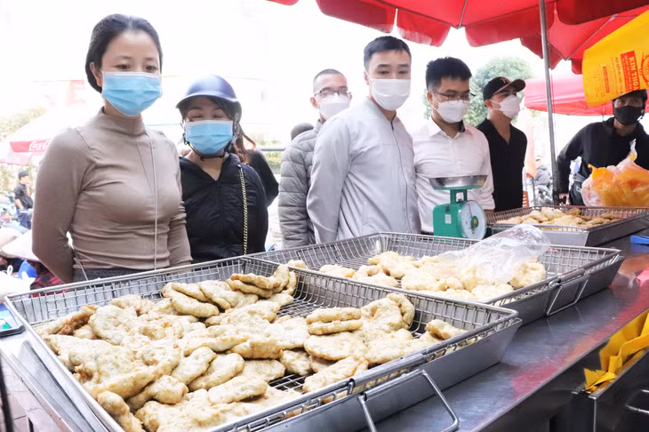 Những ngày này, đặc sản chả mực Hạ Long được nhiều người dân tìm mua để sử dụng và mang biếu người thân dịp Tết.