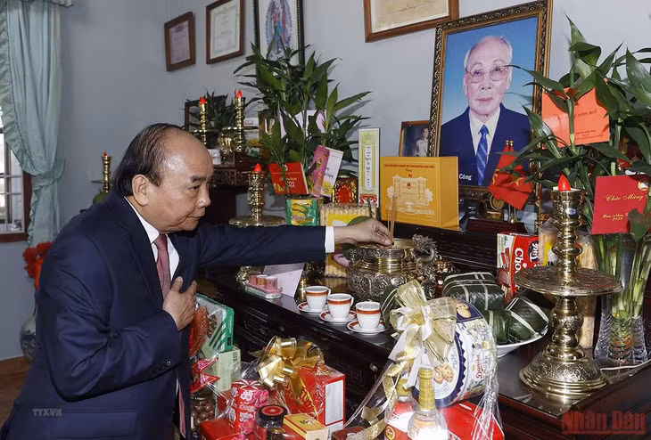 Chủ tịch nước Nguyễn Xuân Phúc dâng hương tưởng nhớ đồng chí Võ Chí Công, Chủ tịch Hội đồng Nhà nước, từ 1987-1992. (Ảnh: TTXVN)