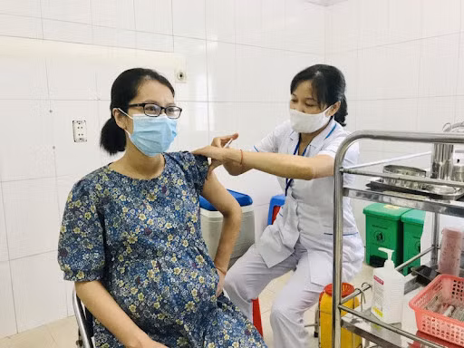 Nên tiêm vaccine phòng COVID-19 khi mang thai để bảo vệ bà mẹ và thai nhi