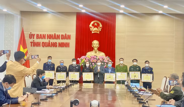 Đồng chí Bùi Văn Khắng, Phó Chủ tịch UBND tỉnh, Trưởng Ban Chỉ đạo 389 tỉnh, trao tặng bằng khen cho cá nhân, tập thể có thành tích xuất sắc trong năm 2021.