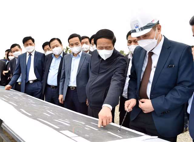 Phó Thủ tướng kiểm tra dự án tuyến đường bộ ven biển đoạn qua địa bàn TP. Hải Phòng. Ảnh: VGP/Đức Tuân