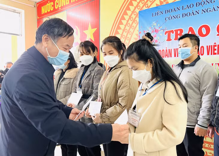 Đồng chí Đỗ Cao Thượng, Phó Chủ tịch Thường trực LĐLĐ tỉnh tặng quà Tết cho giáo viên trường THPT Nguyễn Du (huyện Hải Hà).