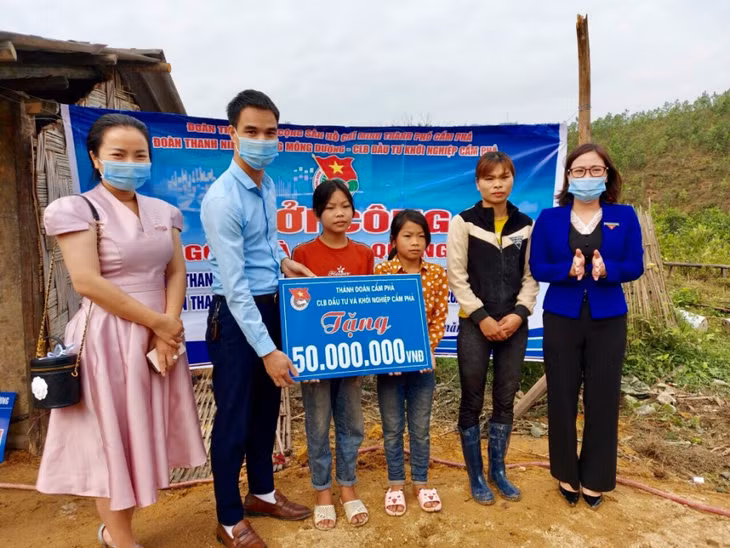 CLB Đầu tư và khởi nghiệp Cẩm Phả trao kinh phí hỗ trợ xây nhà cho gia đình em Bàn Thị Anh (phường Mông Dương, TP Cẩm Phả).
