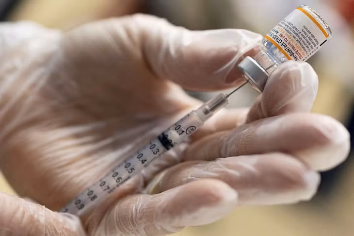 Chuẩn bị tiêm vaccine ngừa Covid-19 Pfizer-BioNTech cho trẻ em ở Pennsylvania, Mỹ. Ảnh: Reuters