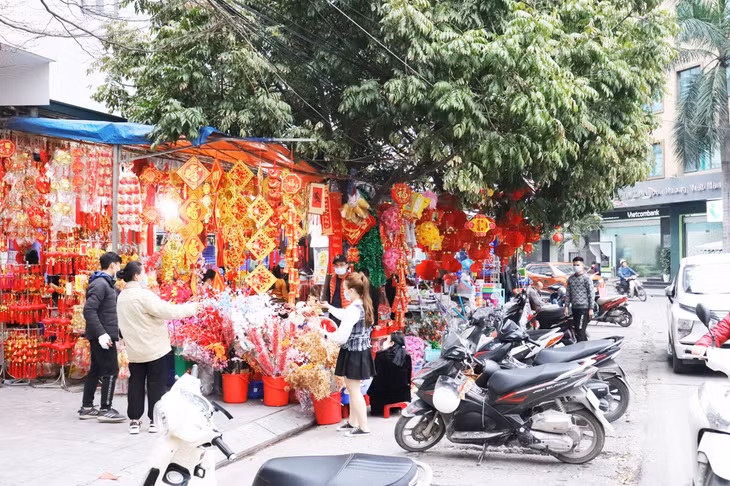 Tại khu vực Chợ Hạ Long I, sắc đỏ của những đồ trang trí cũng được bày bán rất nhiều, mang tới không khí ấm áp của ngày Tết.