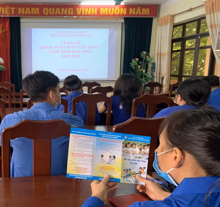 ĐVTN trên địa bàn TP Móng Cái tìm hiểu về mất cân bằng giới tính khi sinh.