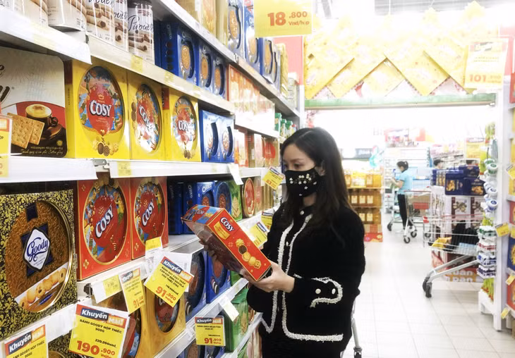 Người dân lựa chọn các loại bánh kẹo Tết tại siêu thị GO! Hạ Long.