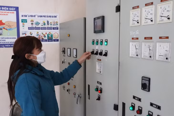 Công ty CP Nước sạch Quảng Ninh bố trí nhân lực trực 24/7 tại các nhà máy, trạm xử lý nước để đảm bảo việc cung cấp nước cho người dân trong dịp Tết Nguyên đán 2022.