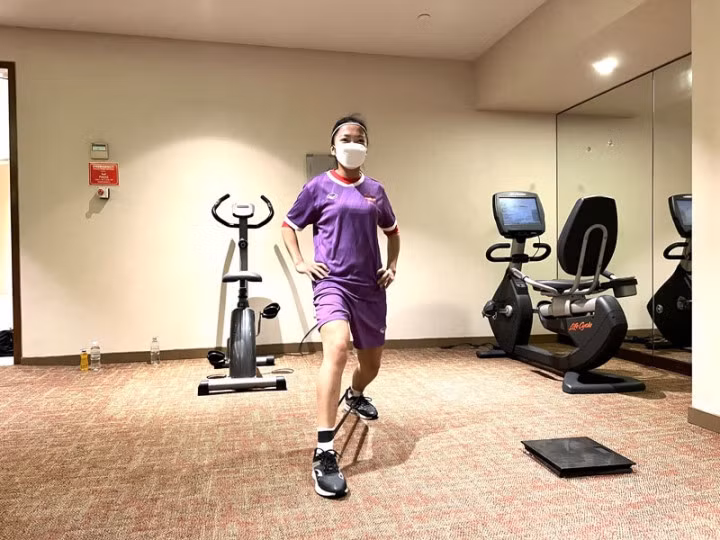 Huỳnh Như cùng 4 đồng đội có kết quả xét nghiệm âm tính, hiện đang tập thể lực để chuẩn bị cho trận gặp Hàn Quốc.