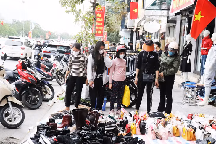 Lựa chọn đồ dùng để diện trong ngày Tết.