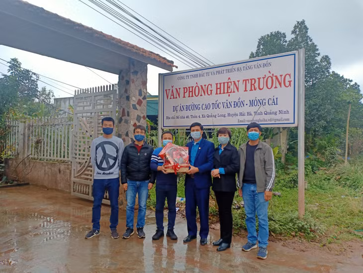 Công đoàn ngành GTVT thăm, động viên và trao quả Tết cho người lao động Công ty đầu tư và phát triển hạ tầng Vân Đồn.