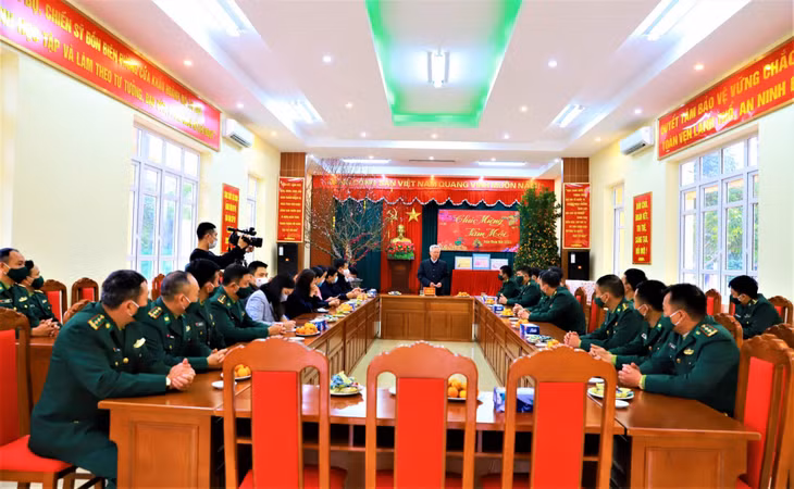 Đoàn công tác Hội đồng lý luận Trung ương do GS.TS Tạ Ngọc Tấn làm trưởng đoàn đã đến thăm, chúc Tết cán bộ, chiến sĩ Đồn biên phòng Hoành Mô (Bình Liêu).