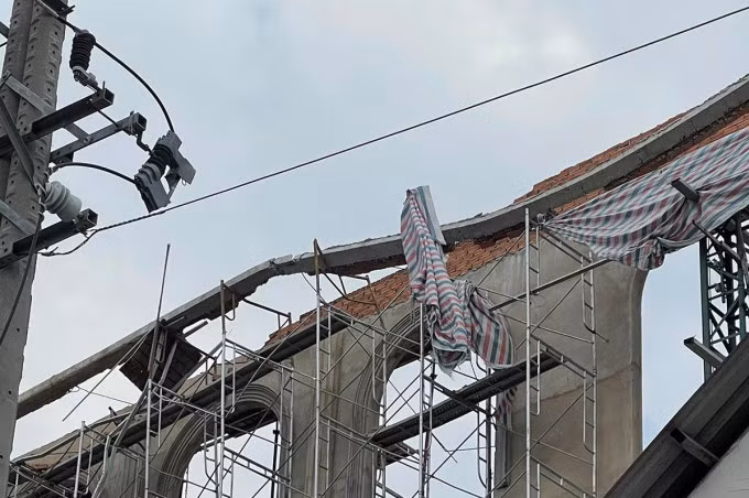 Giàn giáo ở tầng 5 của nhà hàng bị sập bên cạnh cột bêtông bị gãy. Ảnh: Đình Văn