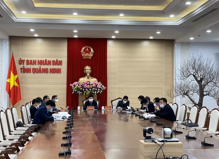 Lãnh đạo tỉnh Quảng Ninh và đại diện các sở, ngành liên quan dự họp tại điểm cầu Quảng Ninh.